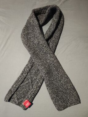 GUESS Men's Solid Color Cable-Knit Scarf 100% Lambswool Gray (9" x 64")